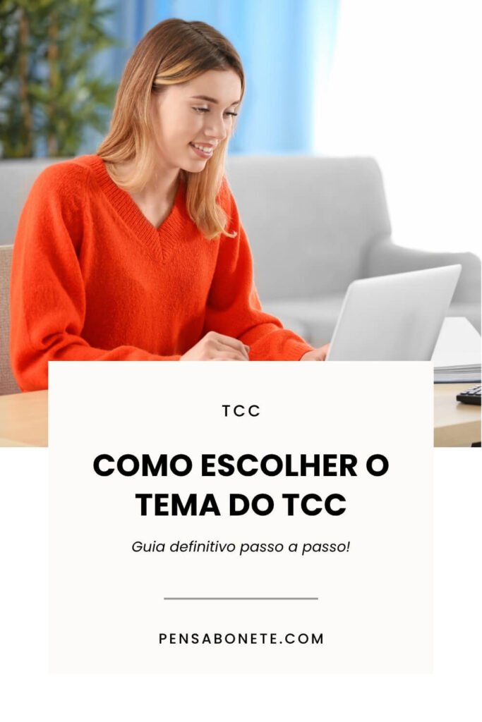 adolescente branca, loira de suéter laranja manuseando um notebook em uma sala pensando em como escolher o tema do TCC